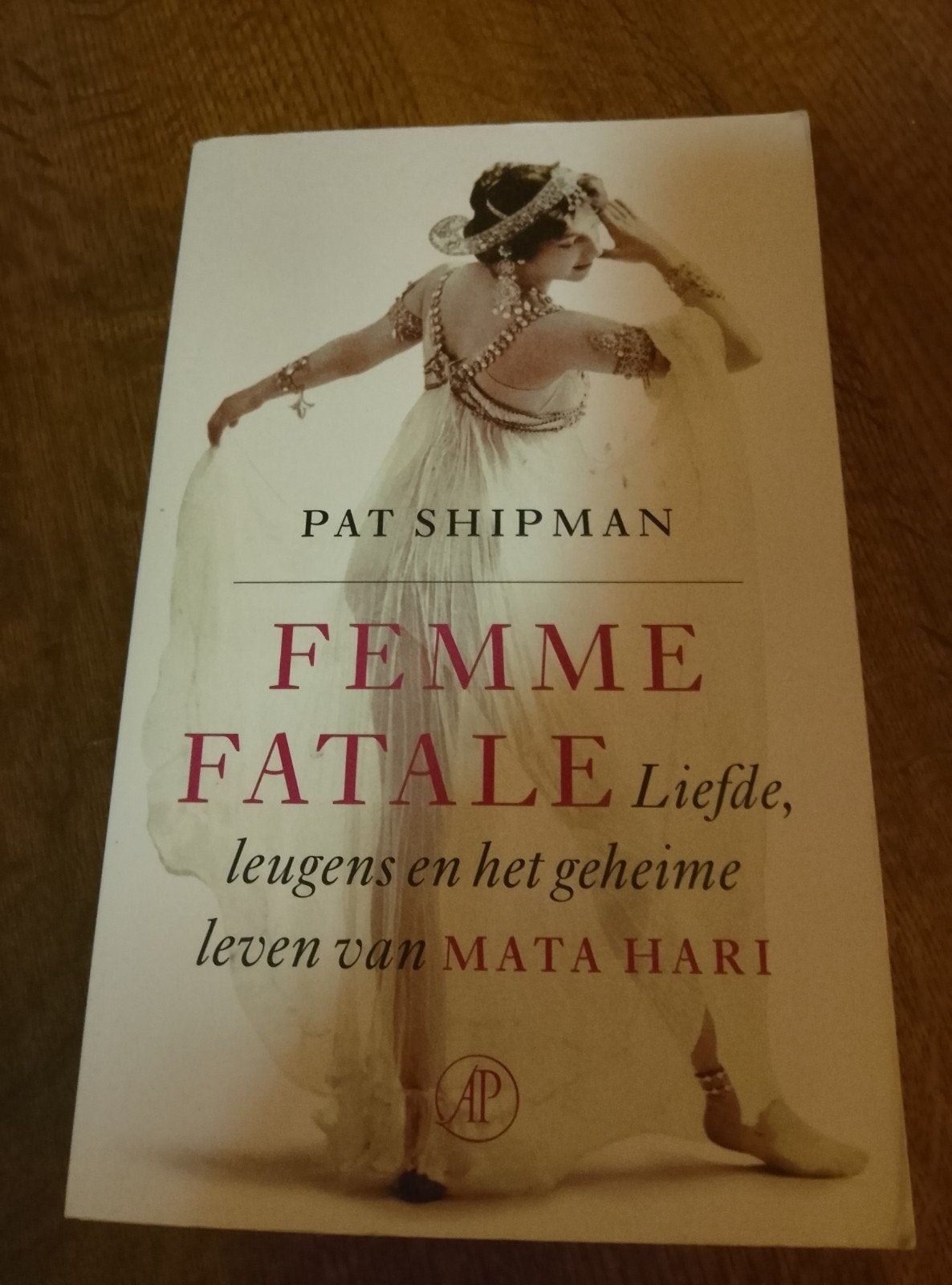 femme fatale, het leven van mata Hari, Boeken, Ophalen
