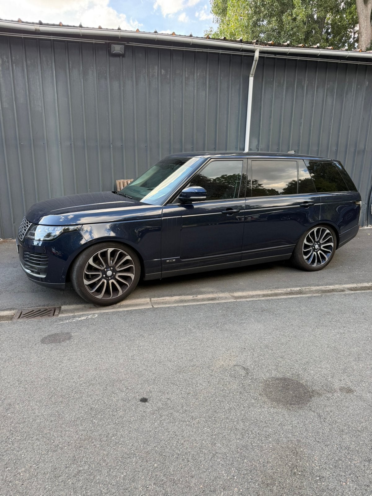 Range Rover LWB 3.0D met motorschade, Auto's, Automaat, Dealer onderhouden, Euro 6, Blauw