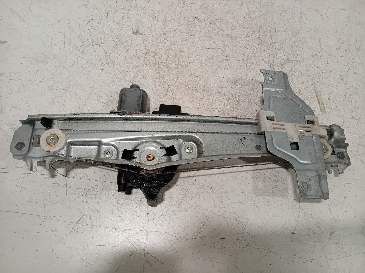 Raammechaniek elektrisch links achter Peugeot 2008, Onderdelen@venauto.nl, Van der Ven Autorecycling B.V., Ettenseweg 76, 4706 PB Roosendaal, The Netherlands