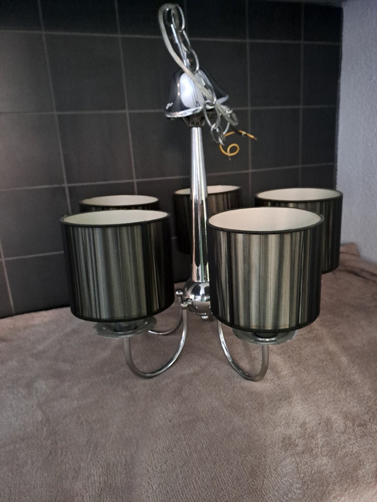 moderne kroonluchter met 5 zwarte kappen, Ophalen