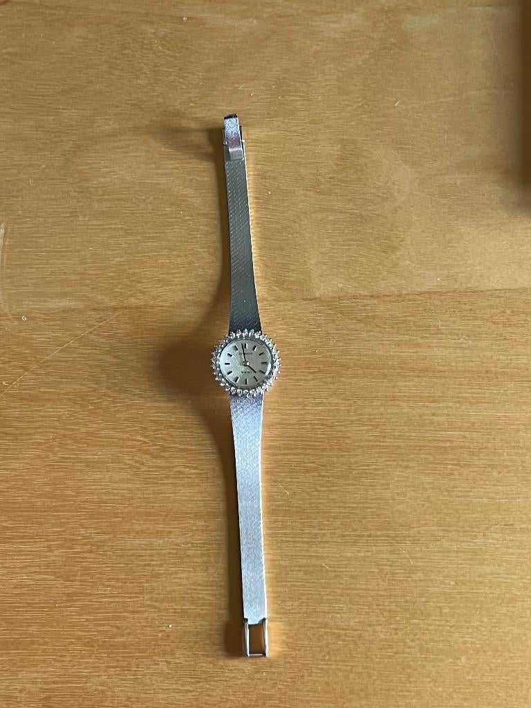 Montre vintage en or blanc avec diamants