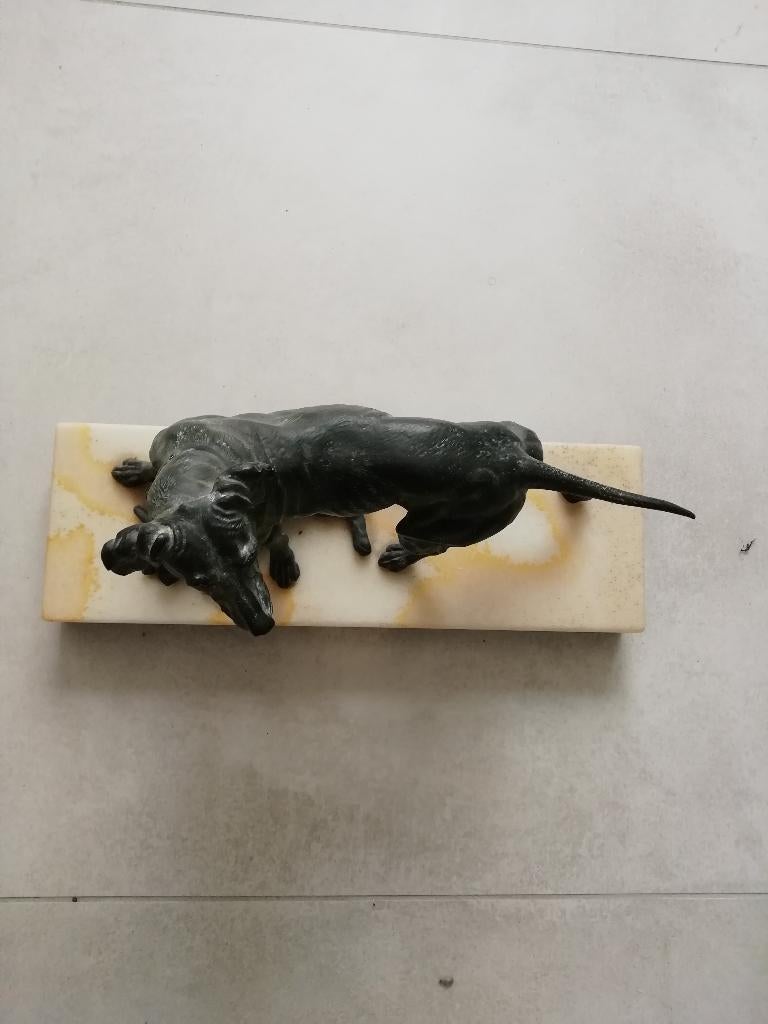 Jachthond brons op marmer voet met haas, Antiek en Kunst, Ophalen, Brons