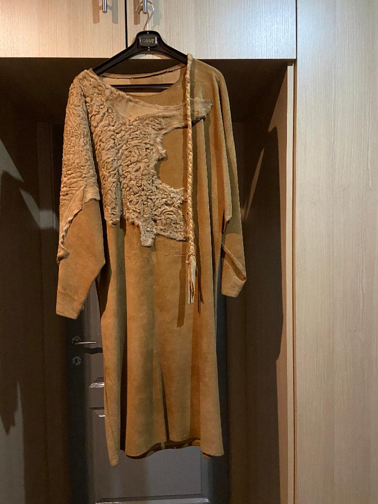 Lederen suede kleedje met riem, Kleding | Dames, Jurken, Bruin, Zo goed als nieuw, Onder de knie, Ophalen