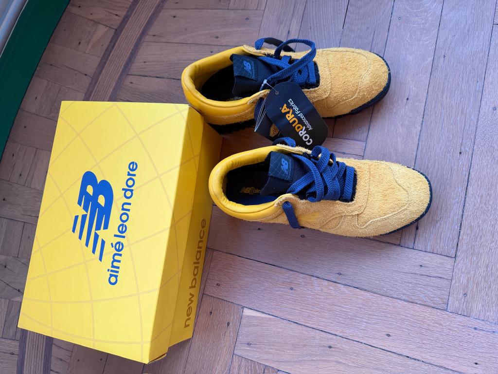 New Balance x Aime Léon Doré - Rainier Low Yellow, Vêtements | Hommes, Chaussures, Neuf, Enlèvement ou Envoi, Autres couleurs