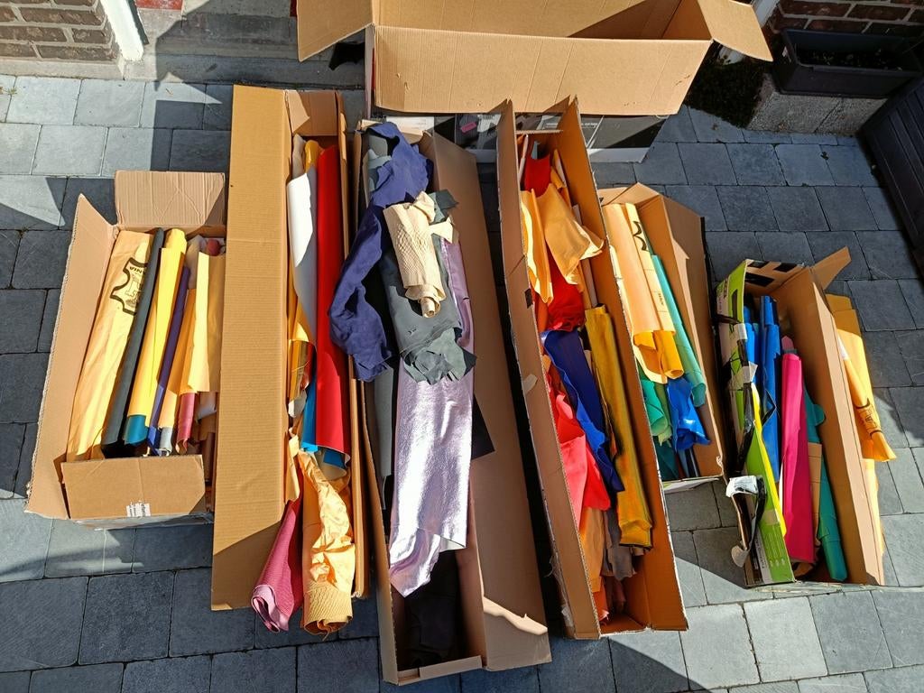 Leer - leder in verschillende kleuren en afwerkingen, Ophalen