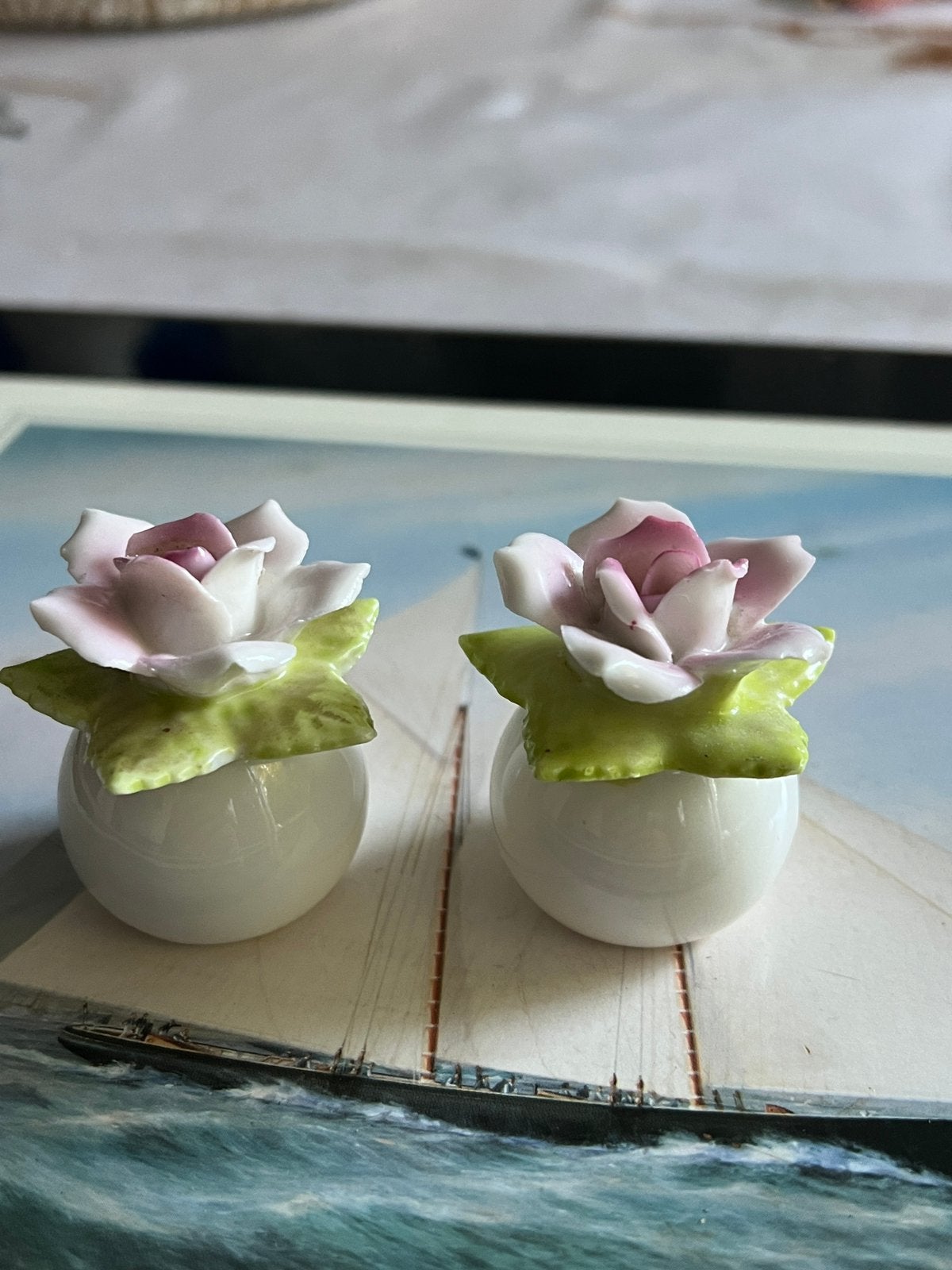 Duo de salière et poivrière vintage en porcelaine, Maison & Meubles, Cuisine | Vaisselle, Vintage, Plastique, Enlèvement ou Envoi