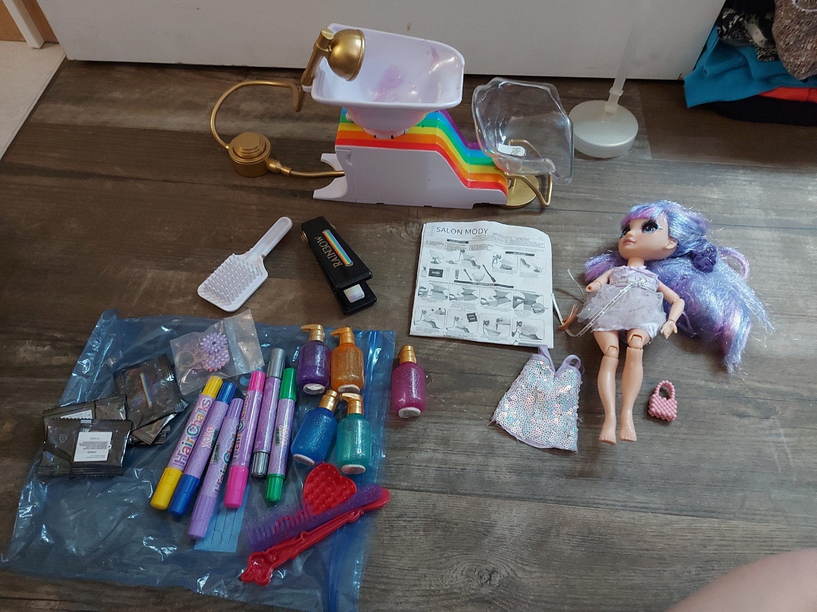 Rainbow high kapsalon en poppen, Ophalen
