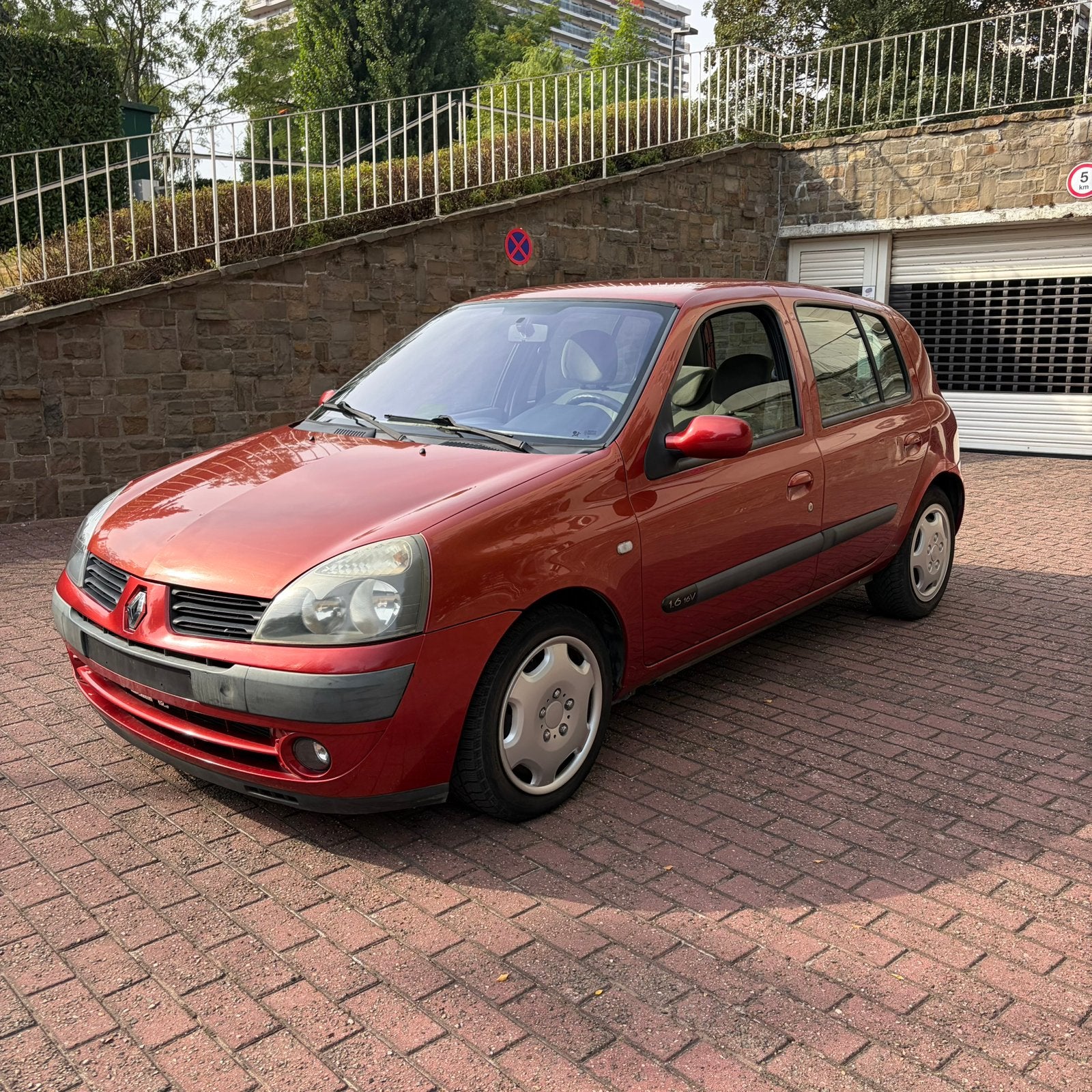 Renault clio 2004 1.6 16V Klaar voor registratie., Auto's, Elektrisch, Particulier, Euro 4, Te koop