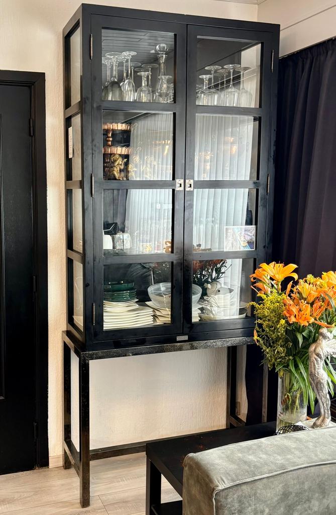 Zwarte vitrinekast met glazen deuren: merk life style, Ophalen, Zo goed als nieuw, Glas