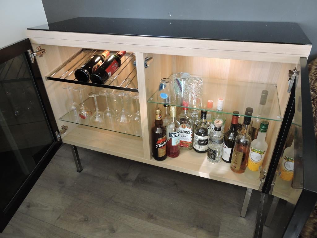 MEUBLE BAR - portes, étagères et plateau du dessus en verre, Enlèvement