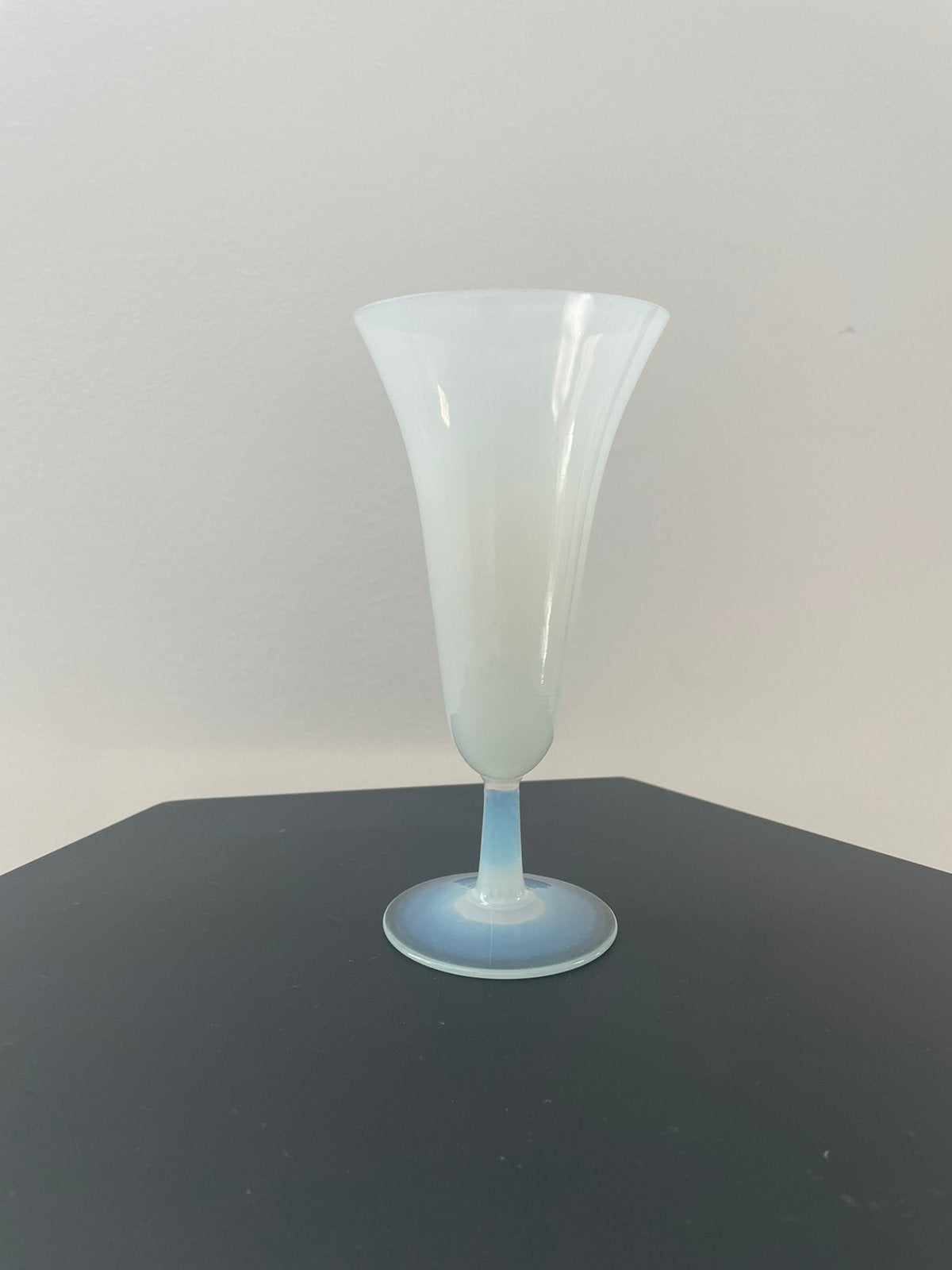 Melkglas vaasje, Ophalen of Verzenden, Zo goed als nieuw