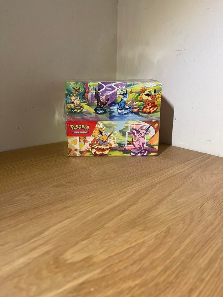Prismatic Evolutions mini tin display., Ophalen, Zo goed als nieuw