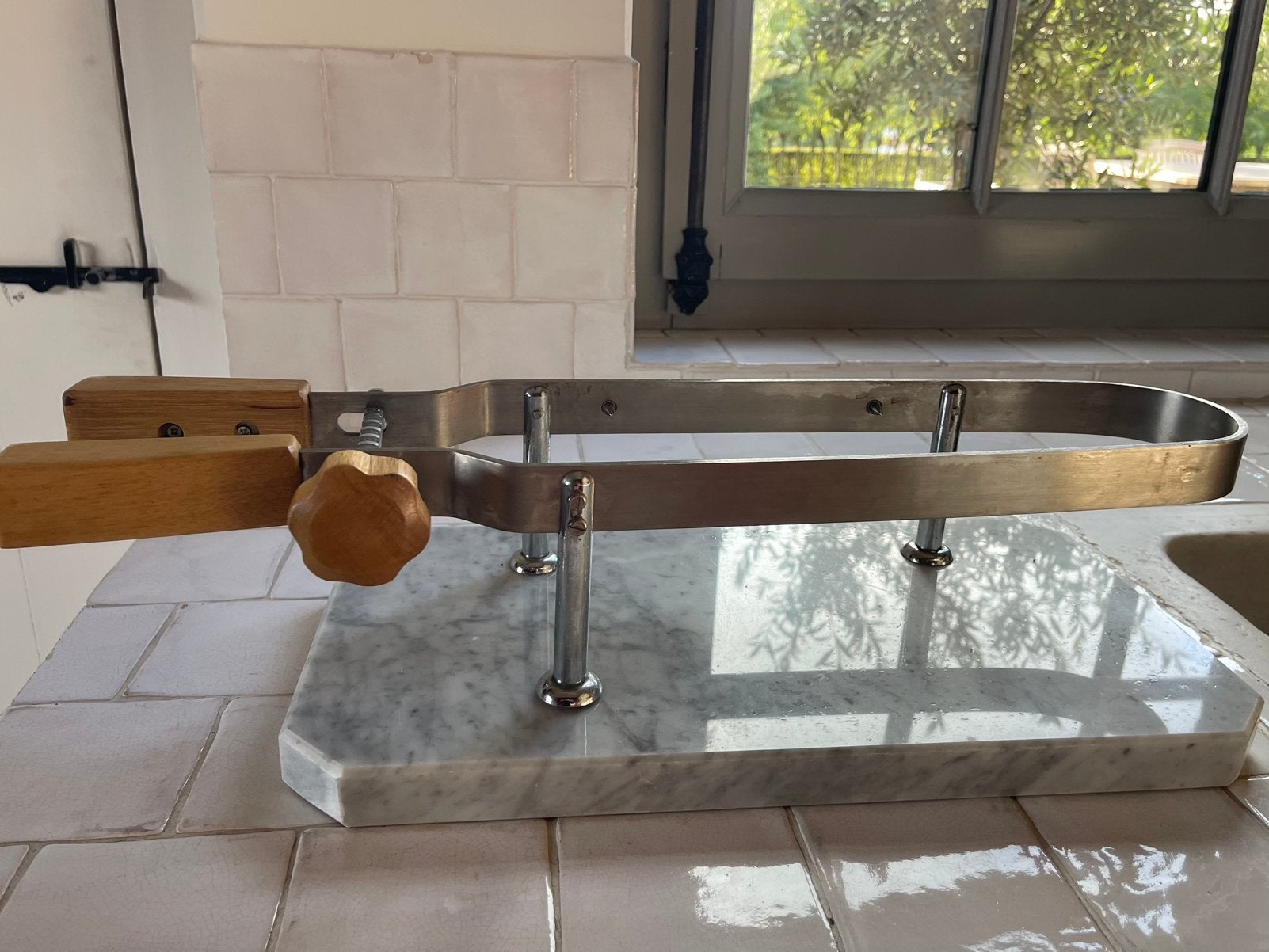 Staander in marmer met klem voor beenham, Ophalen, Gebruikt, Snij-/serveerplank, Natuurlijk materiaal