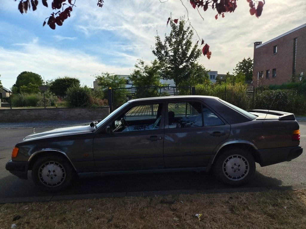 Mercedes 250D (Prête à immatriculer avec feuille rose), Autos, Argent ou Gris, Achat, Phares directionnels, Boîte manuelle