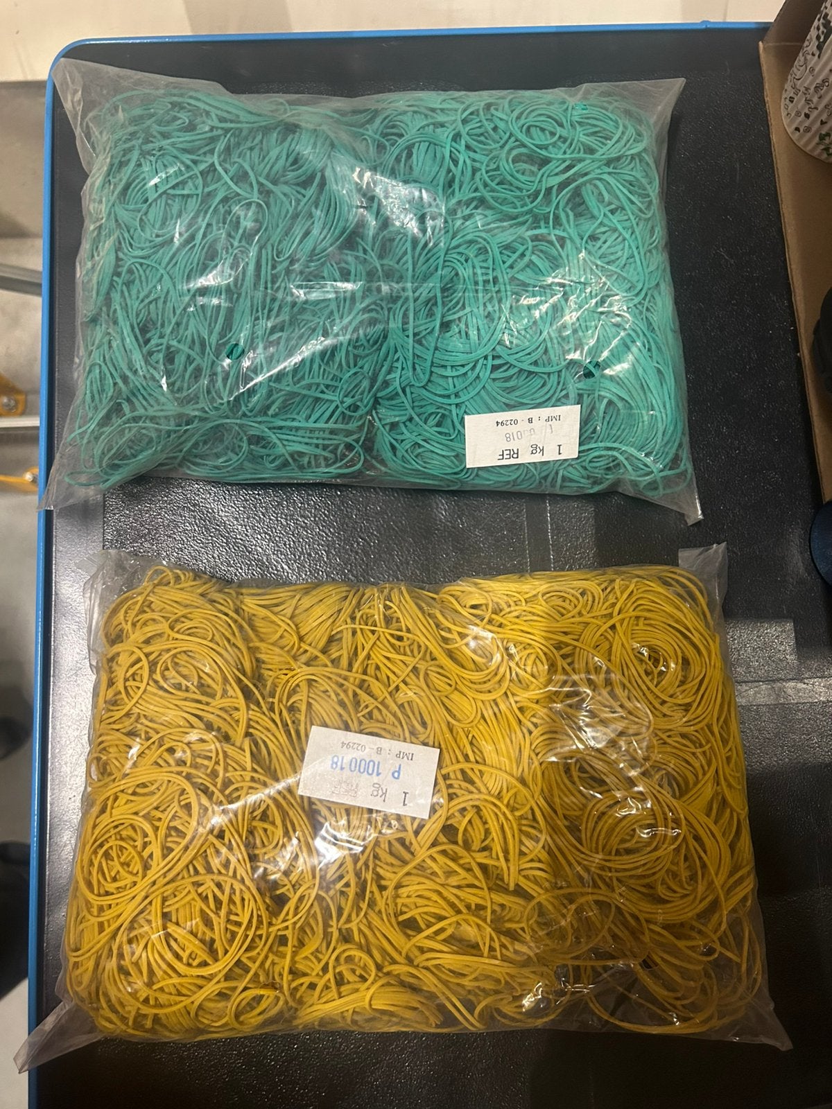 Élastiques emballés au kilo.. jaunes et verts, Enlèvement ou Envoi, Comme neuf, Jaune