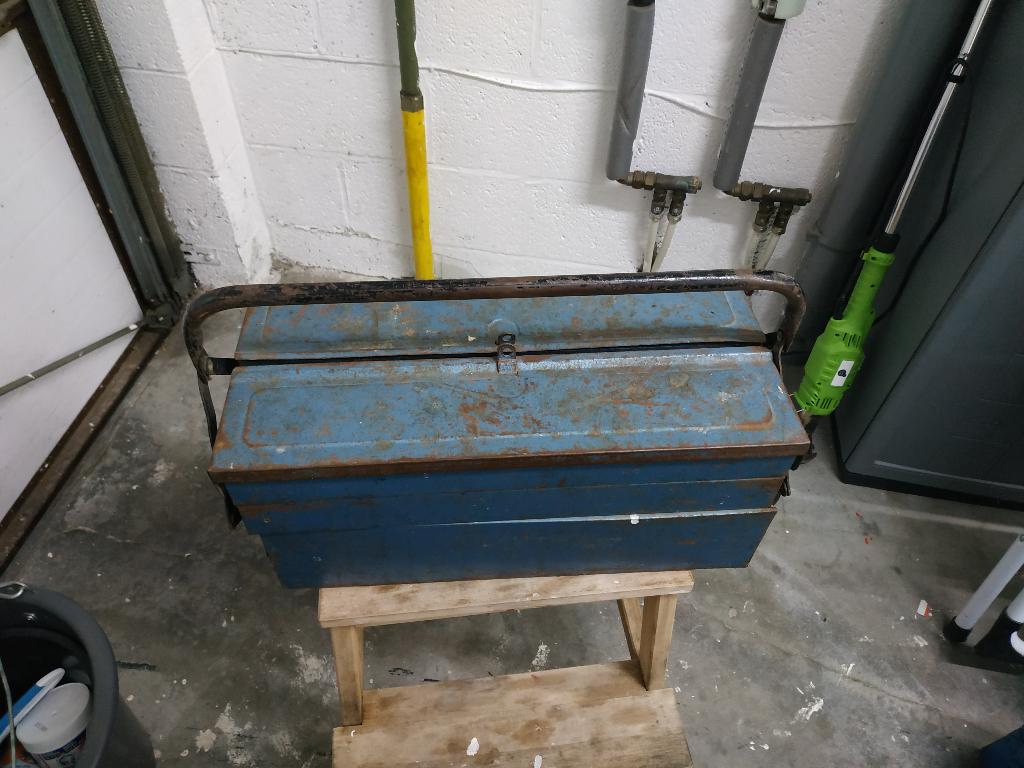 Boîte à outils en métal (possibilité mettre cadenas), Bricolage & Construction, Enlèvement, Utilisé
