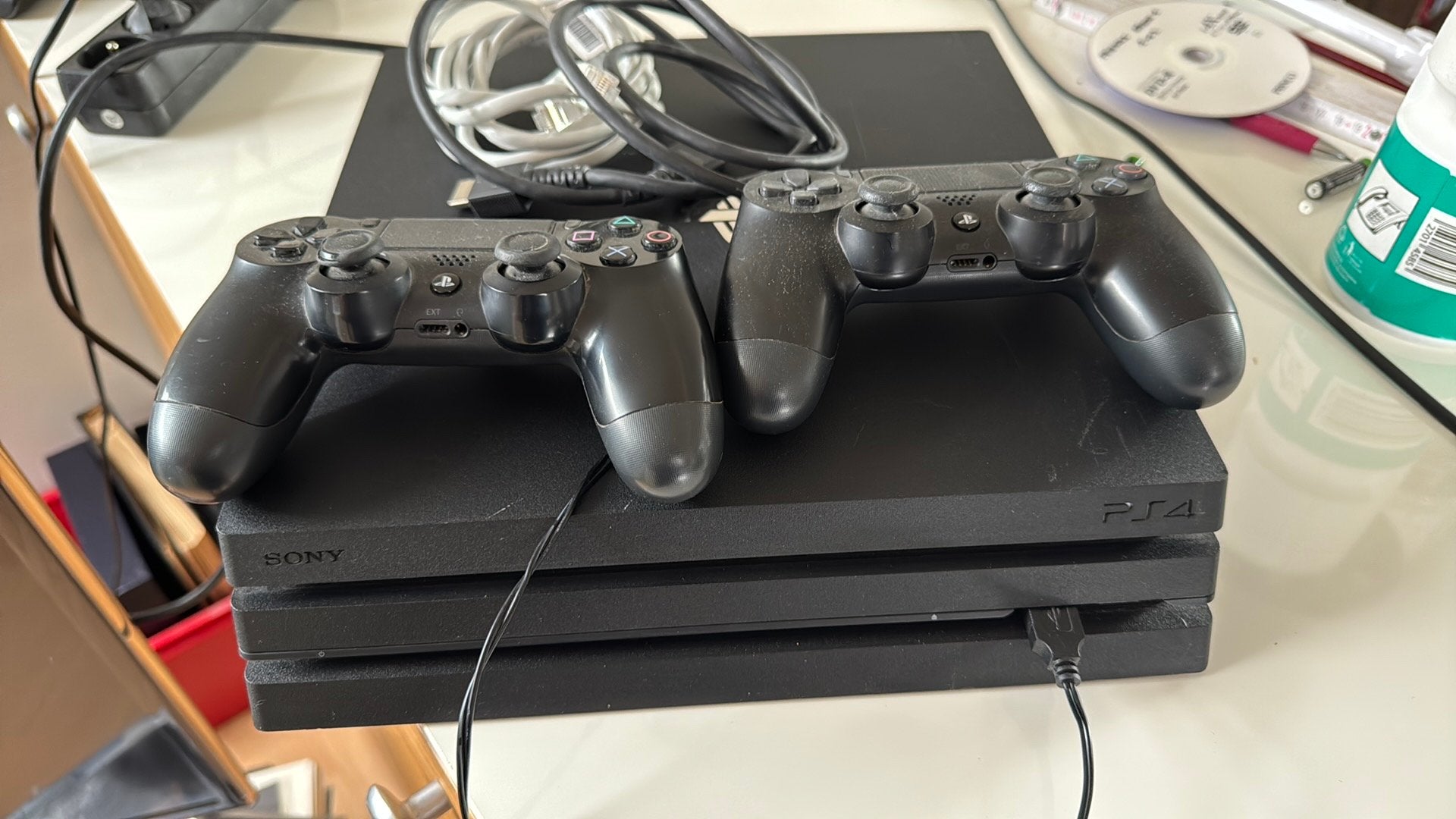 PS4 pro 1 TB, Met 2 controllers, Ophalen of Verzenden, Zo goed als nieuw, 1 TB