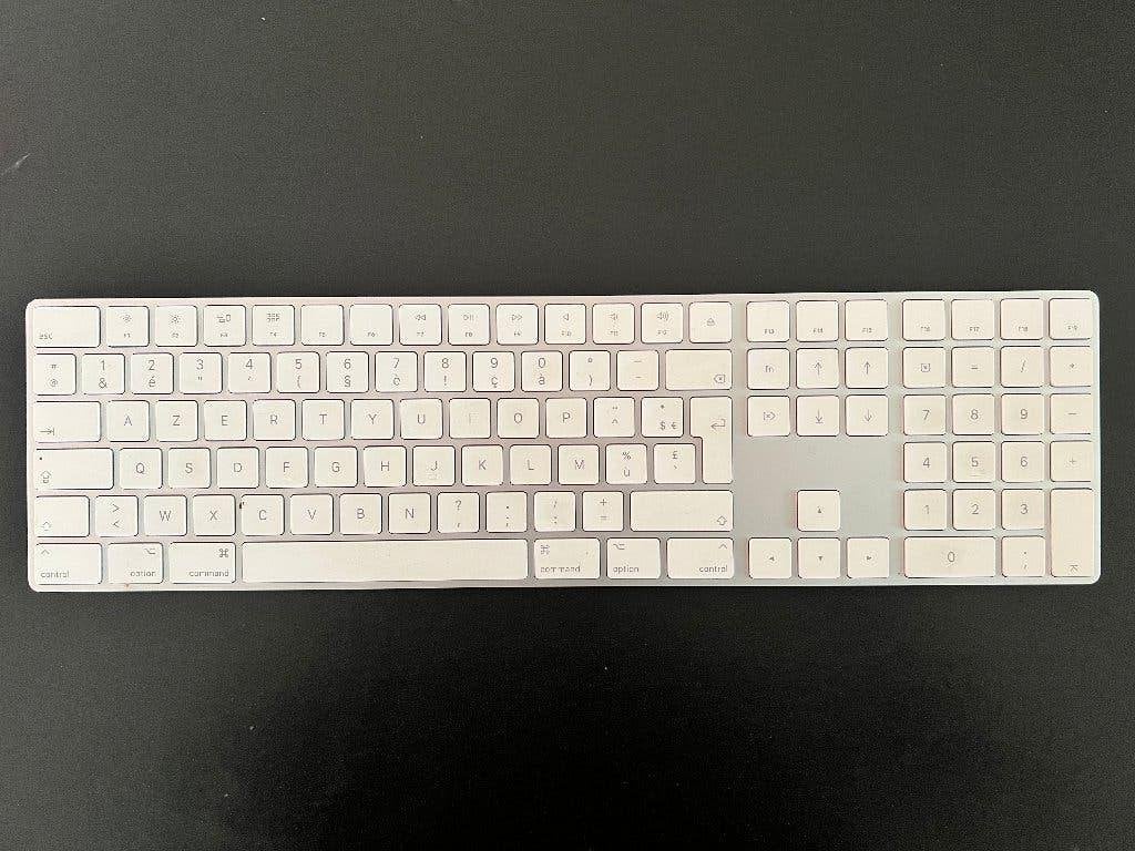 Clavier magique Apple Mac _ AZERTY, Informatique & Logiciels, Claviers, Touch ID, Enlèvement ou Envoi, Azerty, Comme neuf