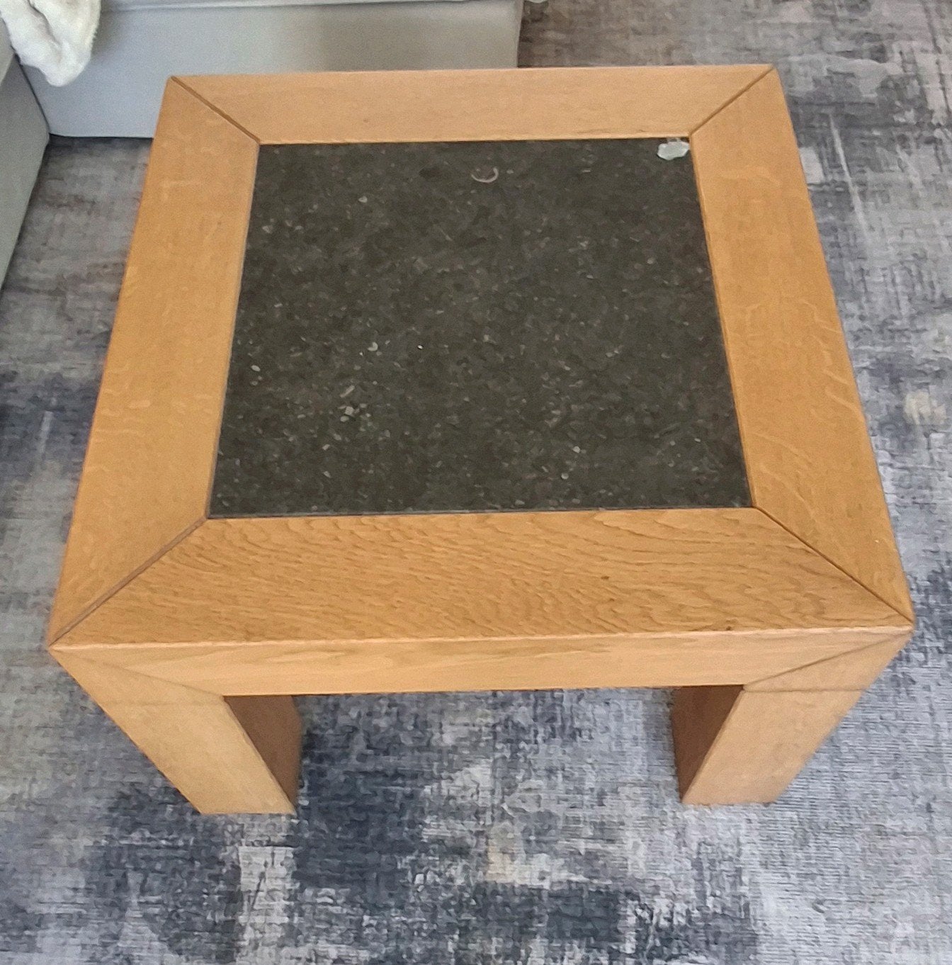 Houten bijzettafel/salontafel met ingelegt arduin blad., Huis en Inrichting, Ophalen, 50 – 75, 50 tot 100 cm, 50 tot 100 cm