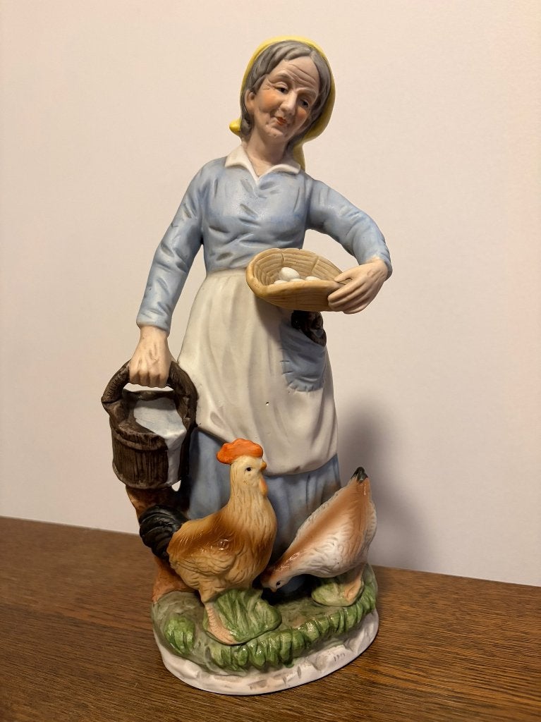 Vintage porseleinen beeldje – Boerin met kippen, Ophalen of Verzenden, Gebruikt