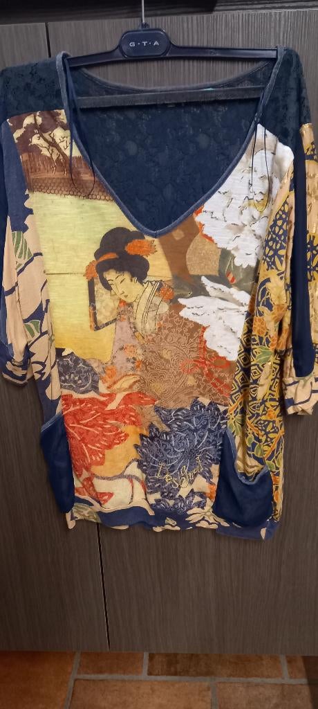 Oosters doorzichtig inzetstuk T-shirt V-hals Desigual maat L, Kleding | Dames, Blauw, Maat 42/44 (L), Ophalen of Verzenden, Zo goed als nieuw
