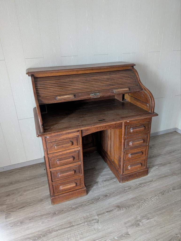 Oude massieve bureau, Enlèvement