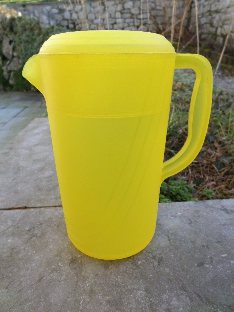 Gele kruik gemaakt van lichtgewicht plastic, met filter, Huis en Inrichting, Keuken | Servies, Overige merken, Klassiek, Ophalen of Verzenden