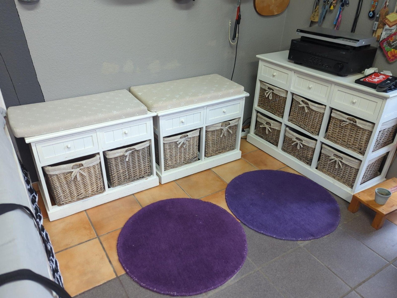 Ensemble 3 meubles blancs  paniers osier et coussins, Maison & Meubles, Enlèvement, Utilisé