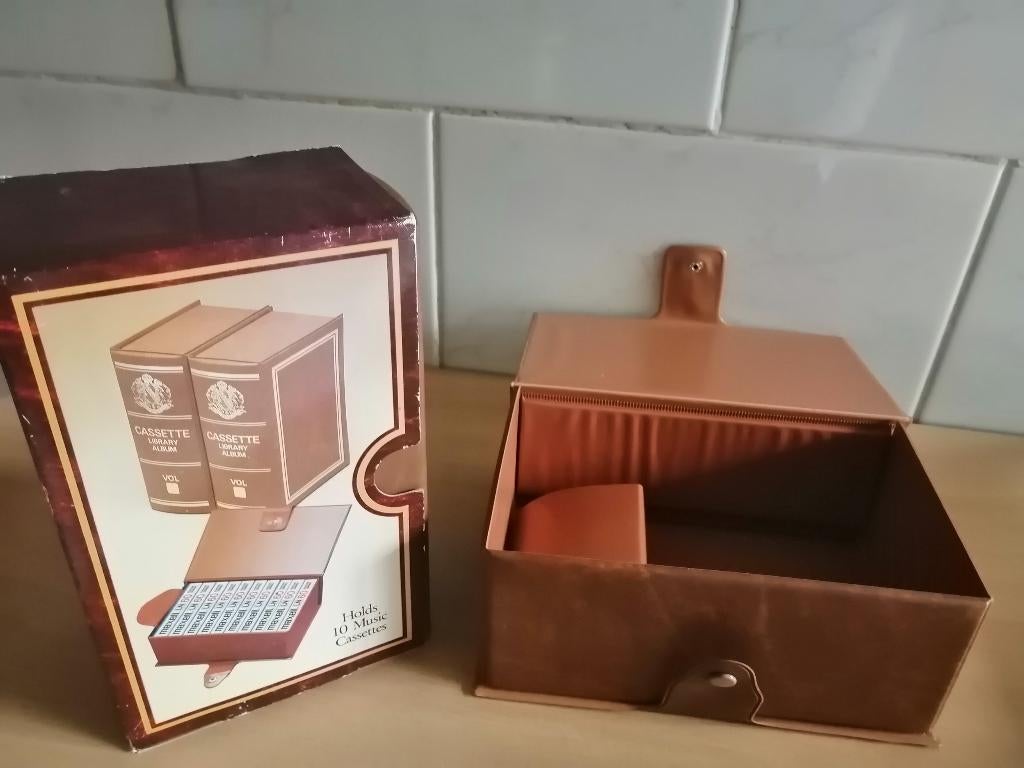 2 albums de rangement pour cassettes audio, Enlèvement ou Envoi, Comme neuf