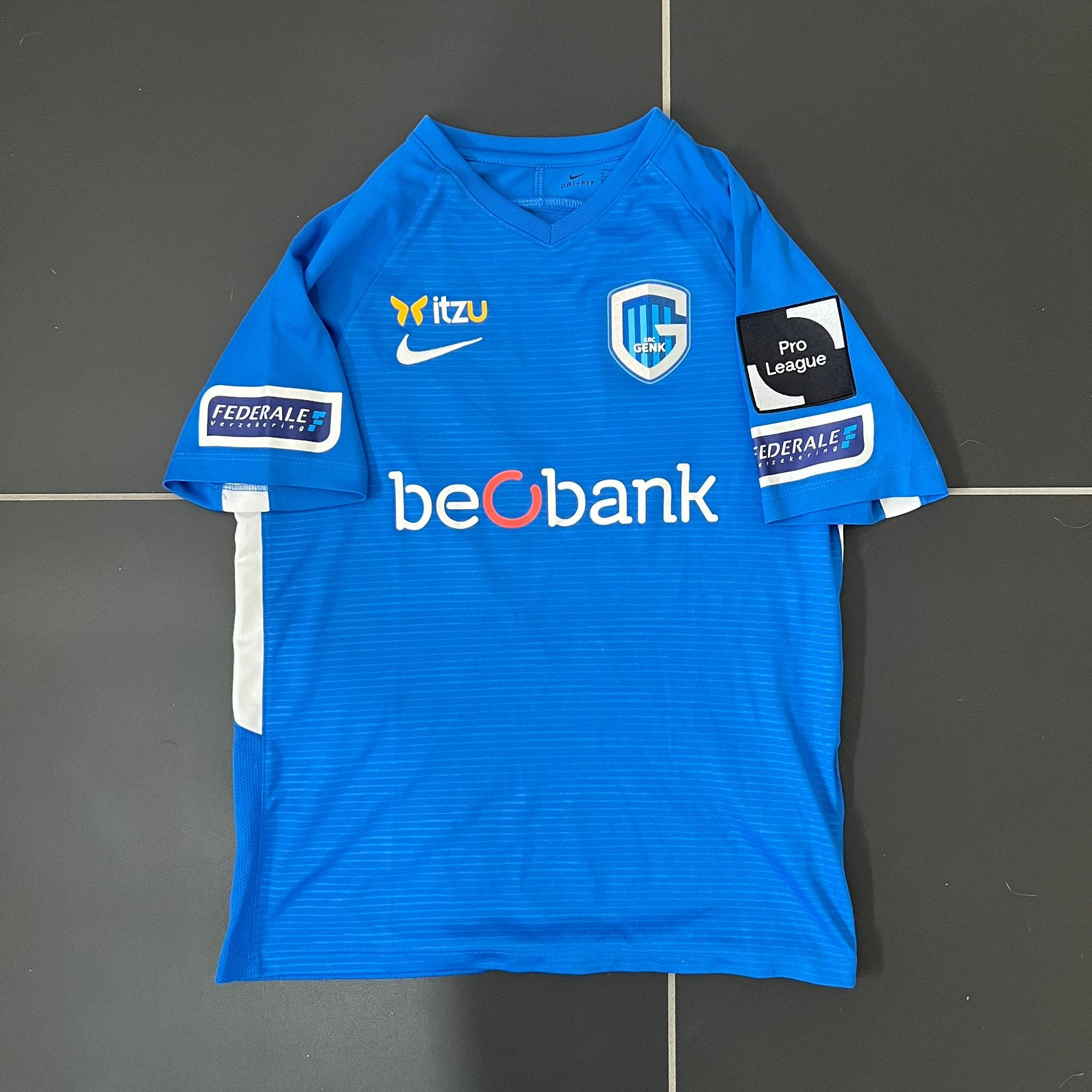 KRC Genk voetbaltruitje maat 158-170 met batch., Kinderen en Baby's, Ophalen of Verzenden, Zo goed als nieuw, Jongen, Sport- of Zwemkleding