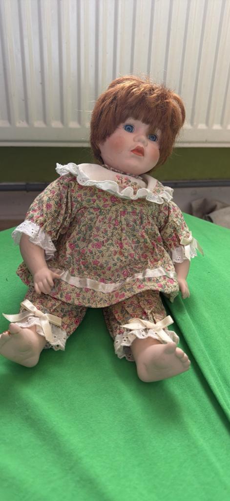 ANTIEKE POP UIT COLLECTIE PORSELEIN, Verzamelen, Ophalen, Zo goed als nieuw, Pop