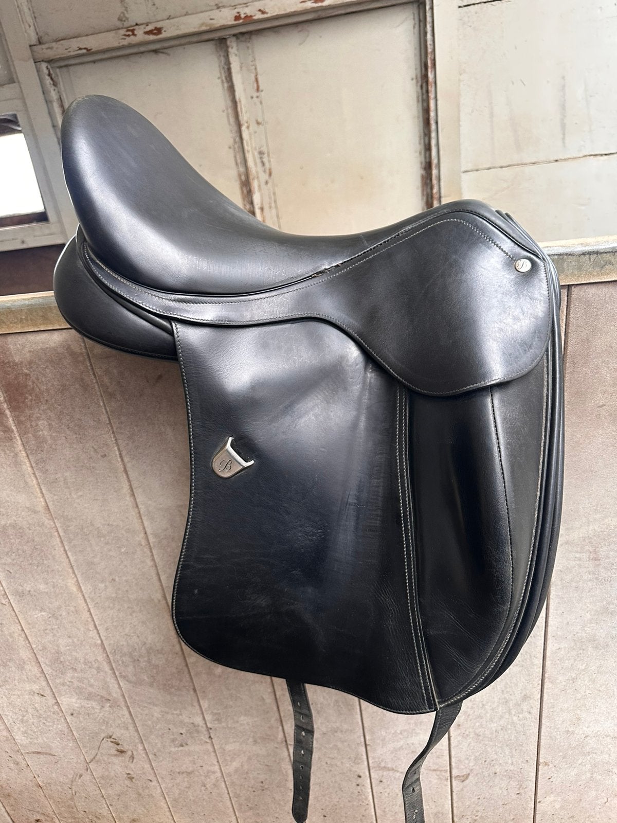 Dressuurzadel - Bates innova, Dieren en Toebehoren, Ophalen, L (17.5 inch), Gebruikt, Dressuur