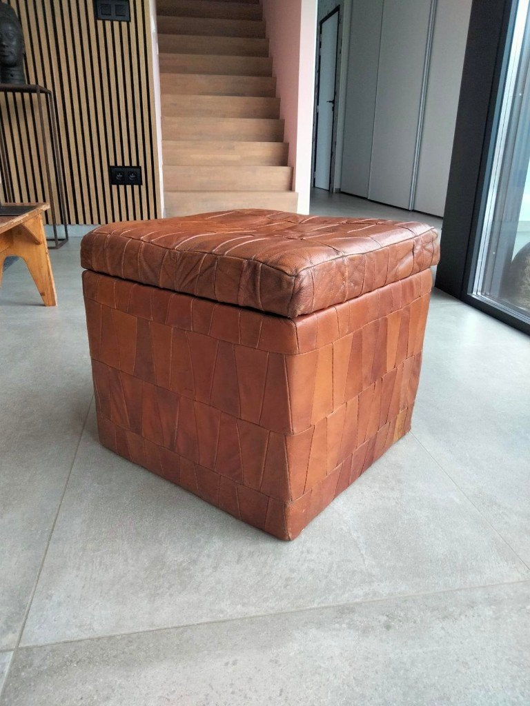70s vintage design poef patchwork leder De Sede stijl patine, Minder dan 50 cm, Gebruikt, Ophalen of Verzenden, Minder dan 50 cm