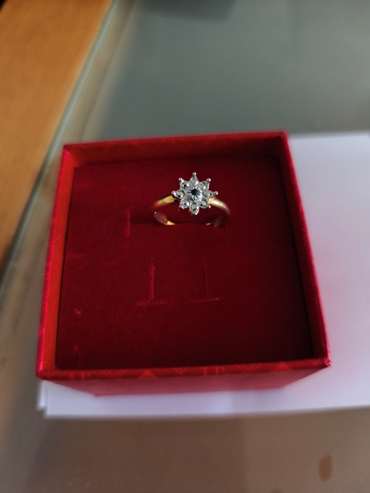 Gouden ring met kristallen, Ophalen