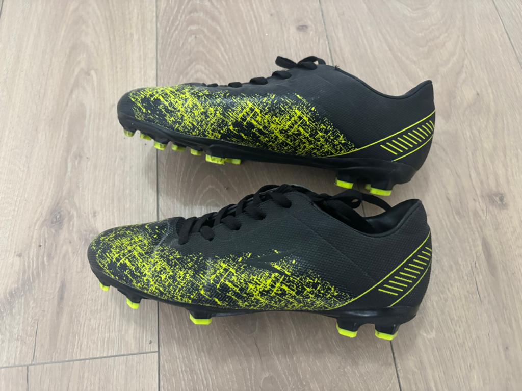 Chaussures de foot, Sport en Fitness, Voetbal, Ophalen of Verzenden, Zo goed als nieuw, Schoenen