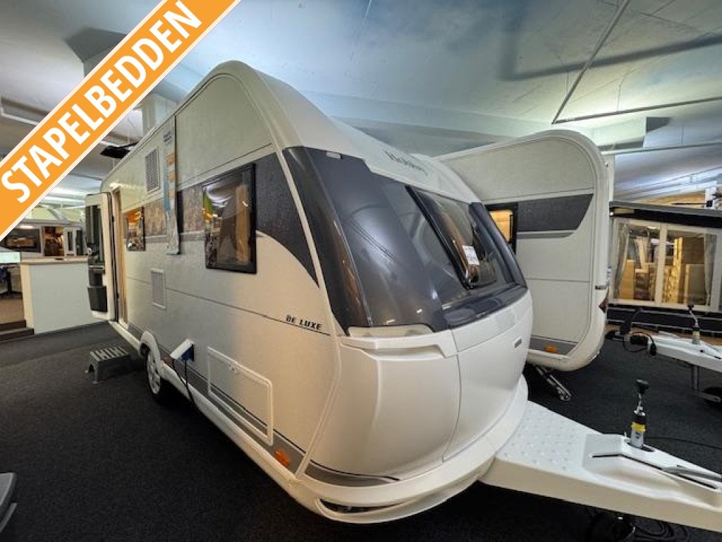 Hobby De Luxe 490 KMF 2027 STAPELBED!, Caravans en Kamperen, Serviceluik, Vast bed, Hobby, Treinzit