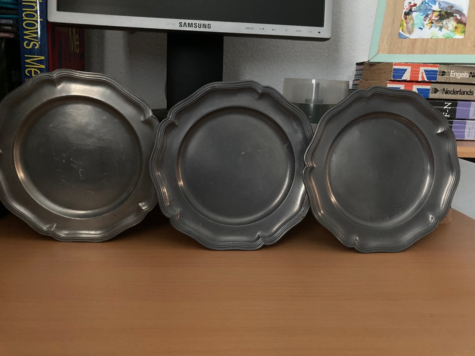 3 tinnen schalen, Ophalen