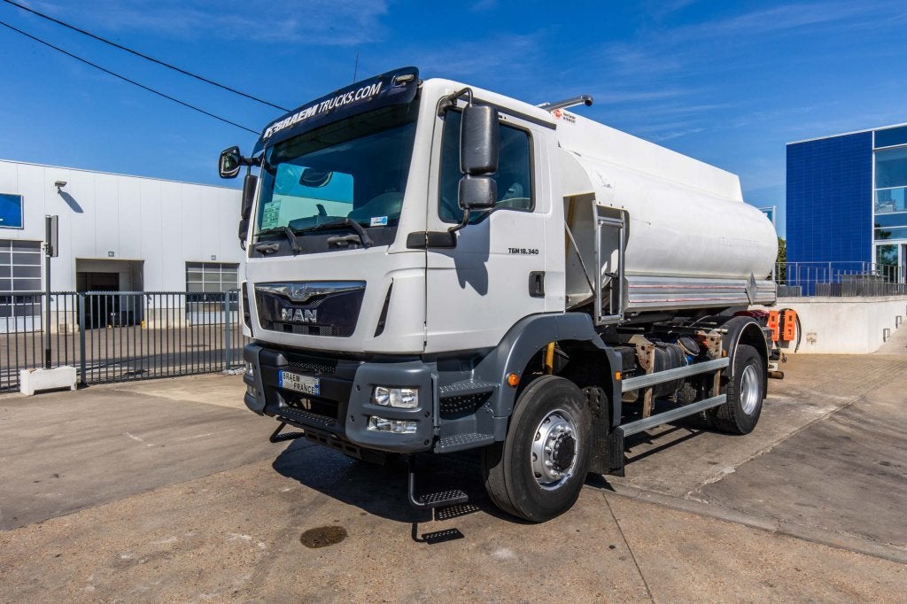 MAN TGM 18.340 4X4 + CM 12.000L+4COMP. (bj 2015), Auto's, Vrachtwagens, Automaat, Achterwielaandrijving, Euro 6, 340 pk