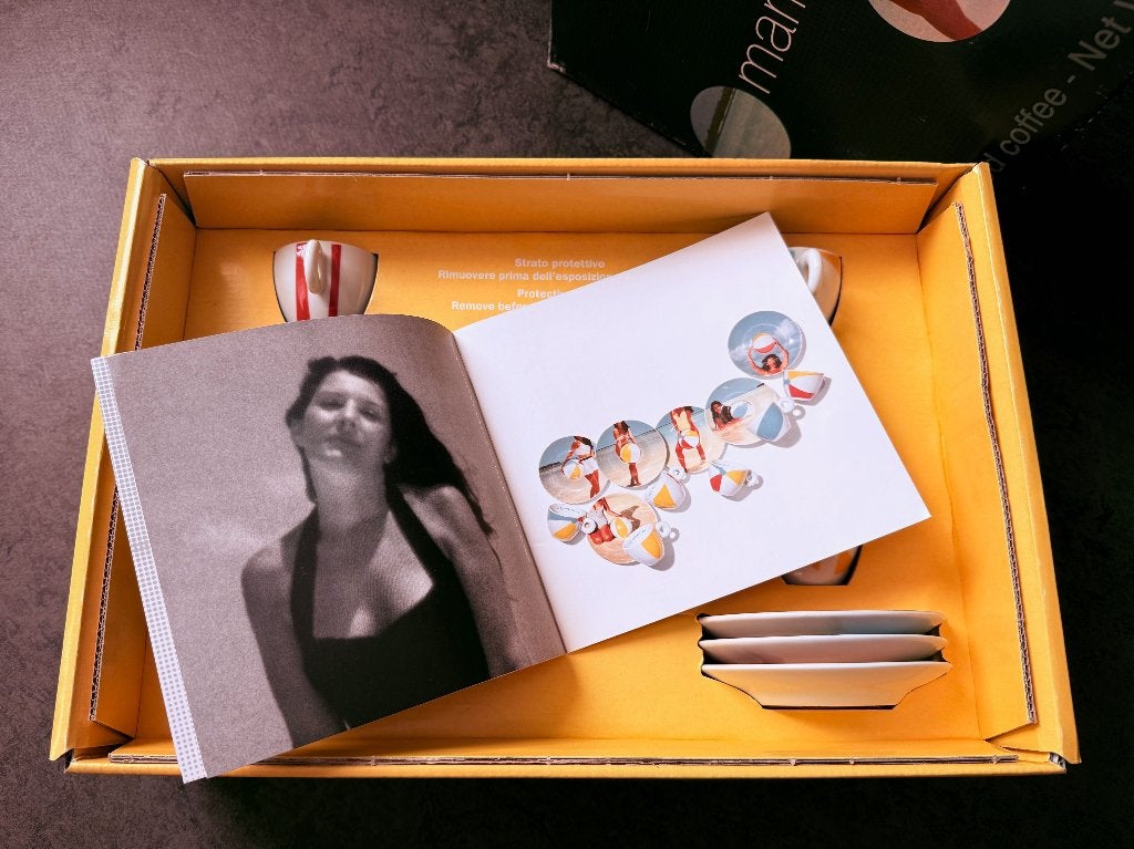 Marina Abramovic illy collection, Ophalen