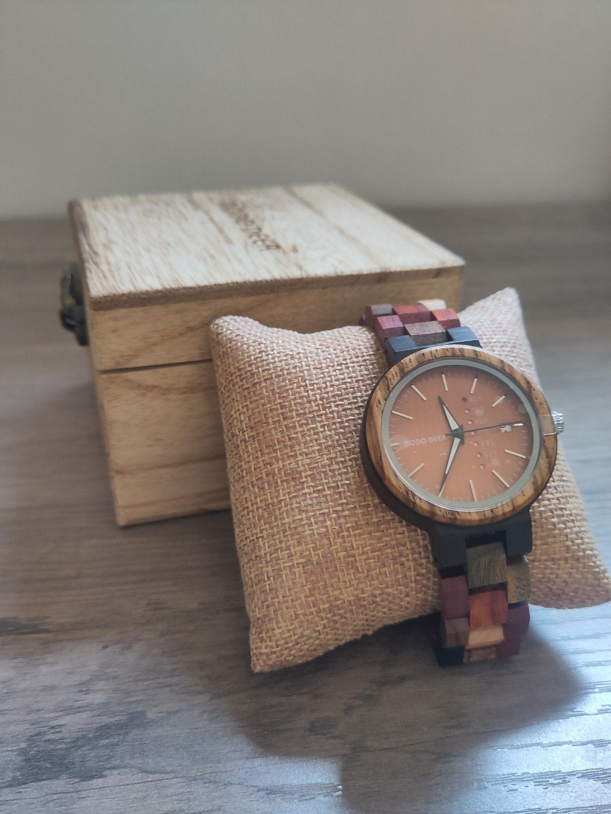 Mooi, kleurrijk houten horloge, Enlèvement