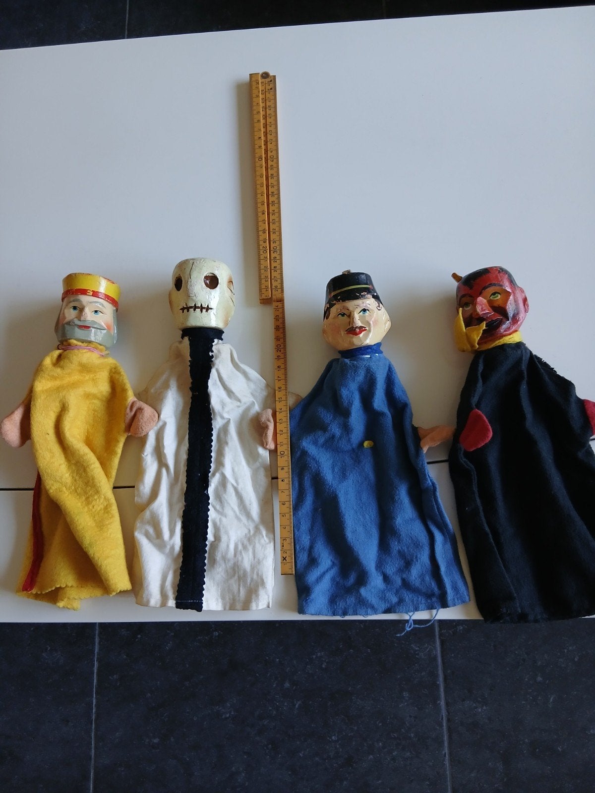 Très anciennes poupées de spectacle de marionnettes à têtes, Envoi