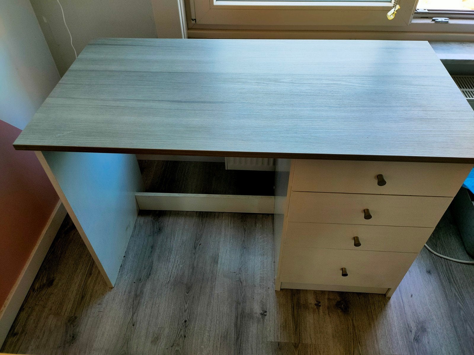 Houten bureau, Ophalen