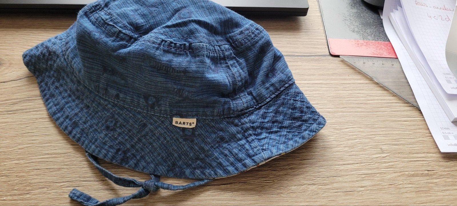 Barts jeans zonnehoedje omkeerbaar, Kinderen en Baby's, Babykleding | Petten en Hoeden, Ophalen