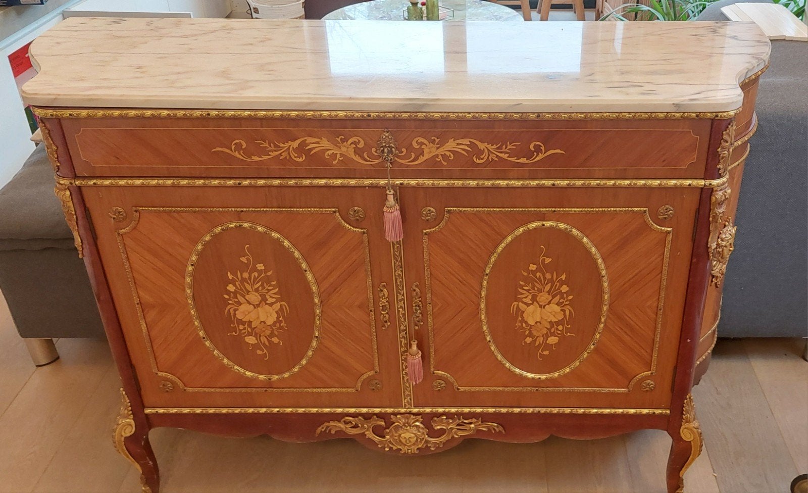 Buffet de style Louis XVI français en acajou et bois satiné, Enlèvement