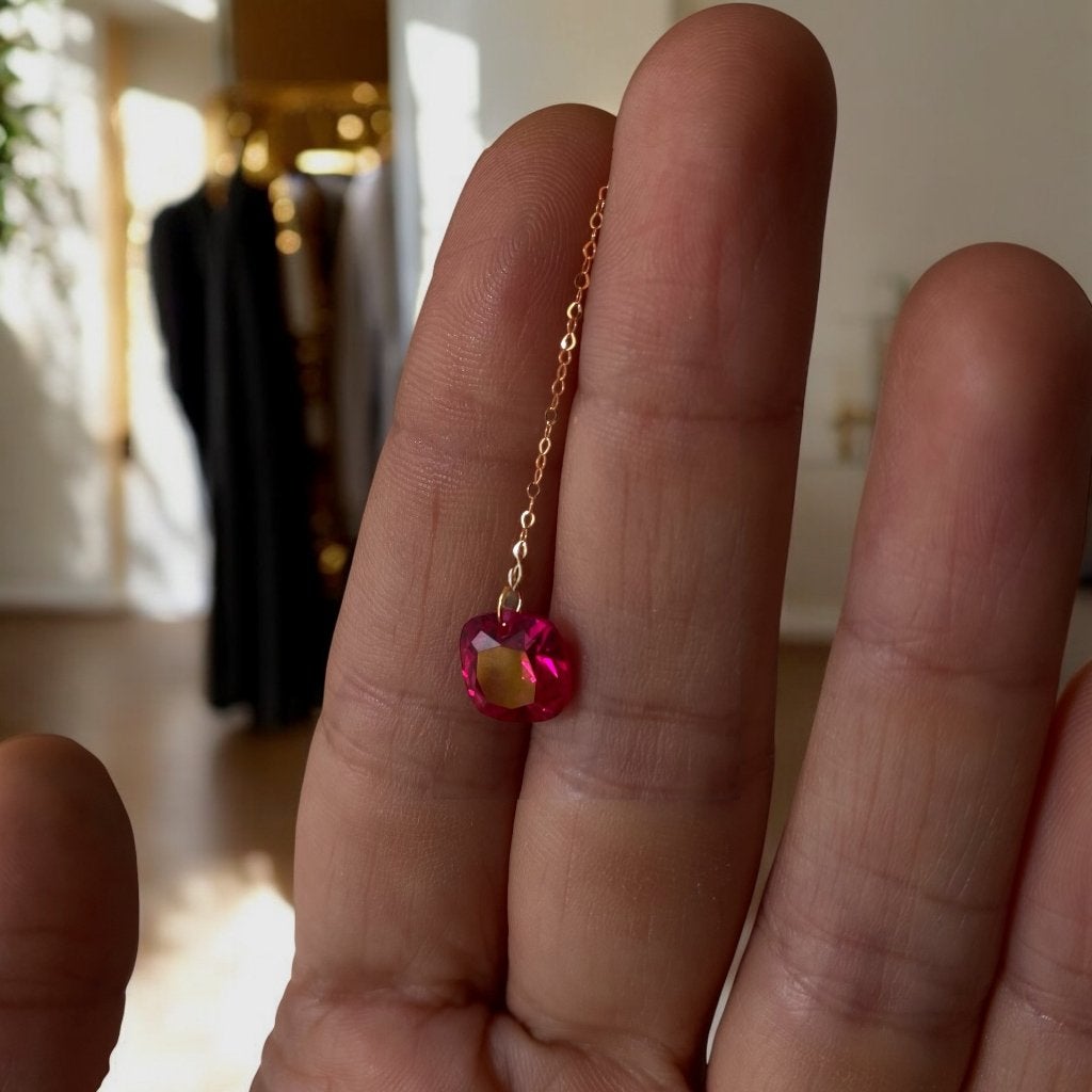 18K geelgouden robijn oorbellen, Hangers, Ophalen of Verzenden, Zo goed als nieuw, Met edelsteen
