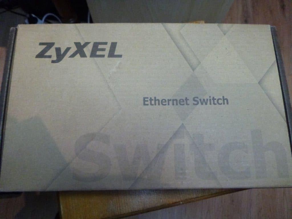 Zyxel  switch avec 2  Connecteurs de fibre optique:, Computers en Software, Netwerk switches, Ophalen, Nieuw