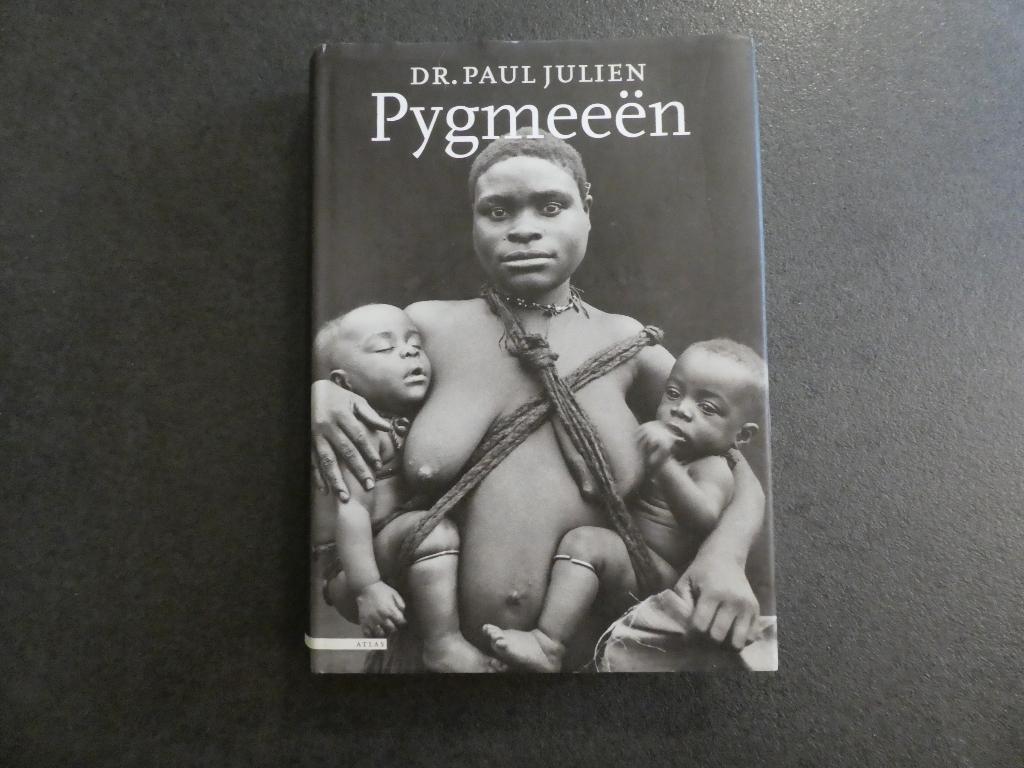 Pygmeeën - Dr. Paul Julien / uitgeverij Atlas 1997, Livres, Récits de voyage, Enlèvement ou Envoi