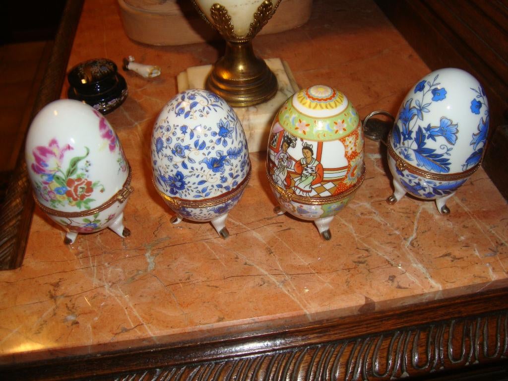 4 Porseleinen eieren., Ophalen