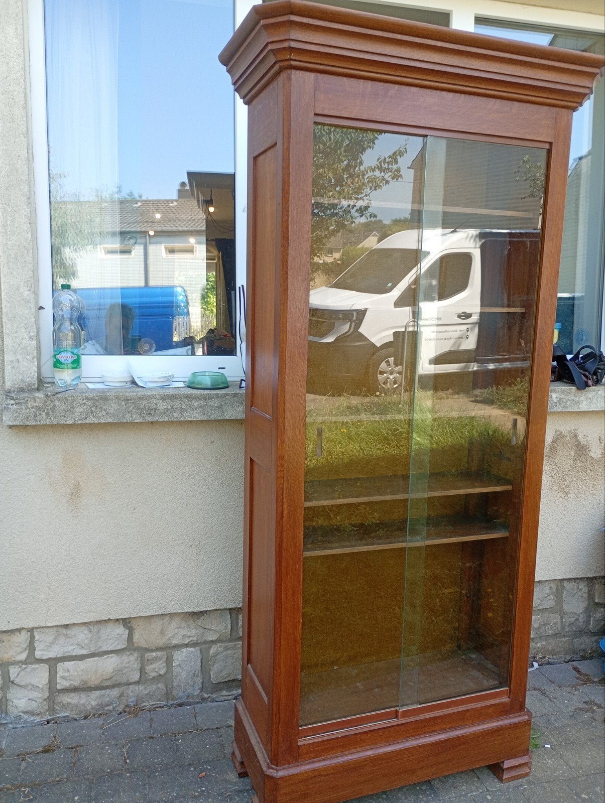 Jolie vitrine à donner Arlon, 25 à 50 cm, 200 cm ou plus, Avec tablette(s), Enlèvement ou Envoi