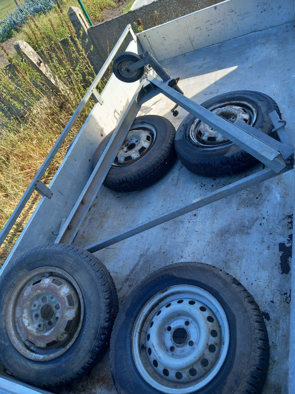 v dissel en banden voor aanhangwagen, Ophalen